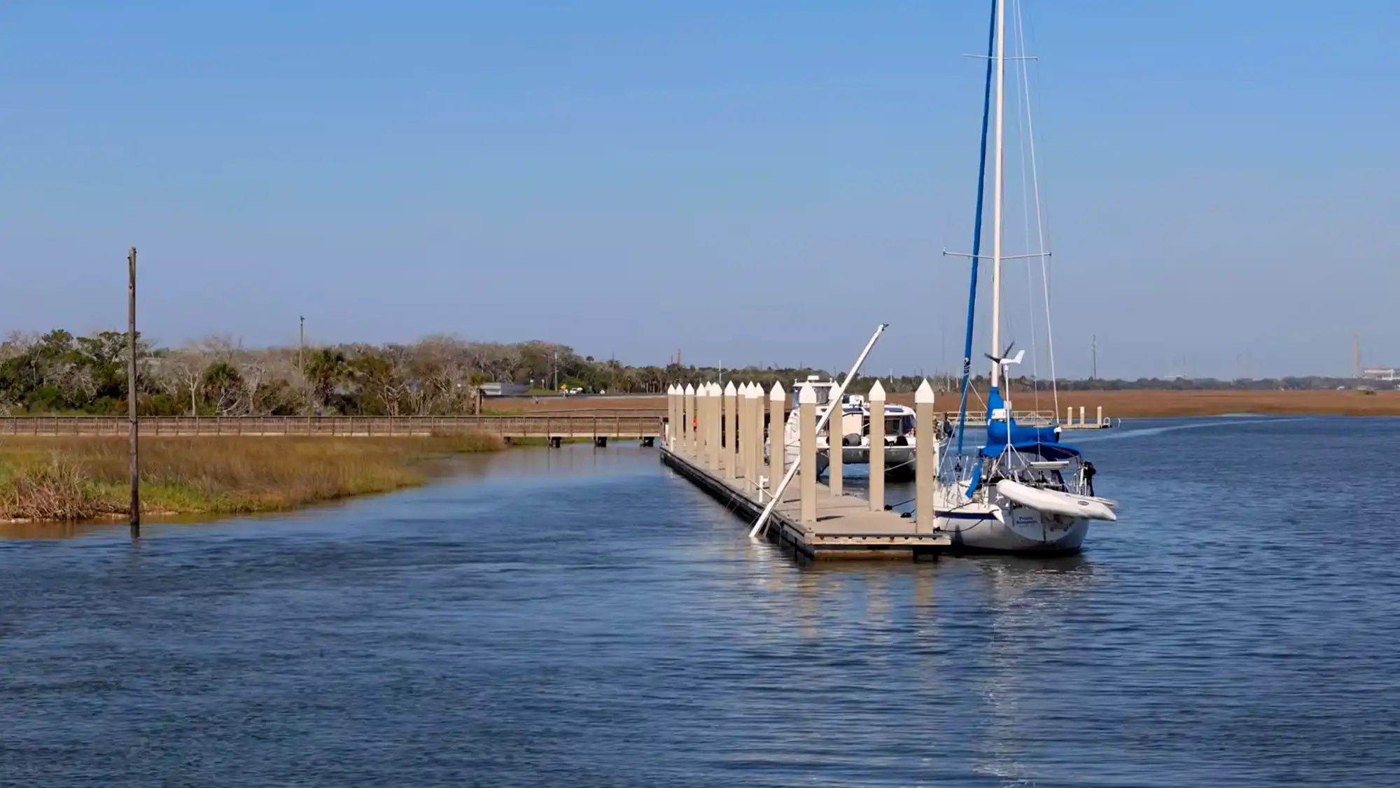 Approaching the free dock, a sunken sailboat on one side.